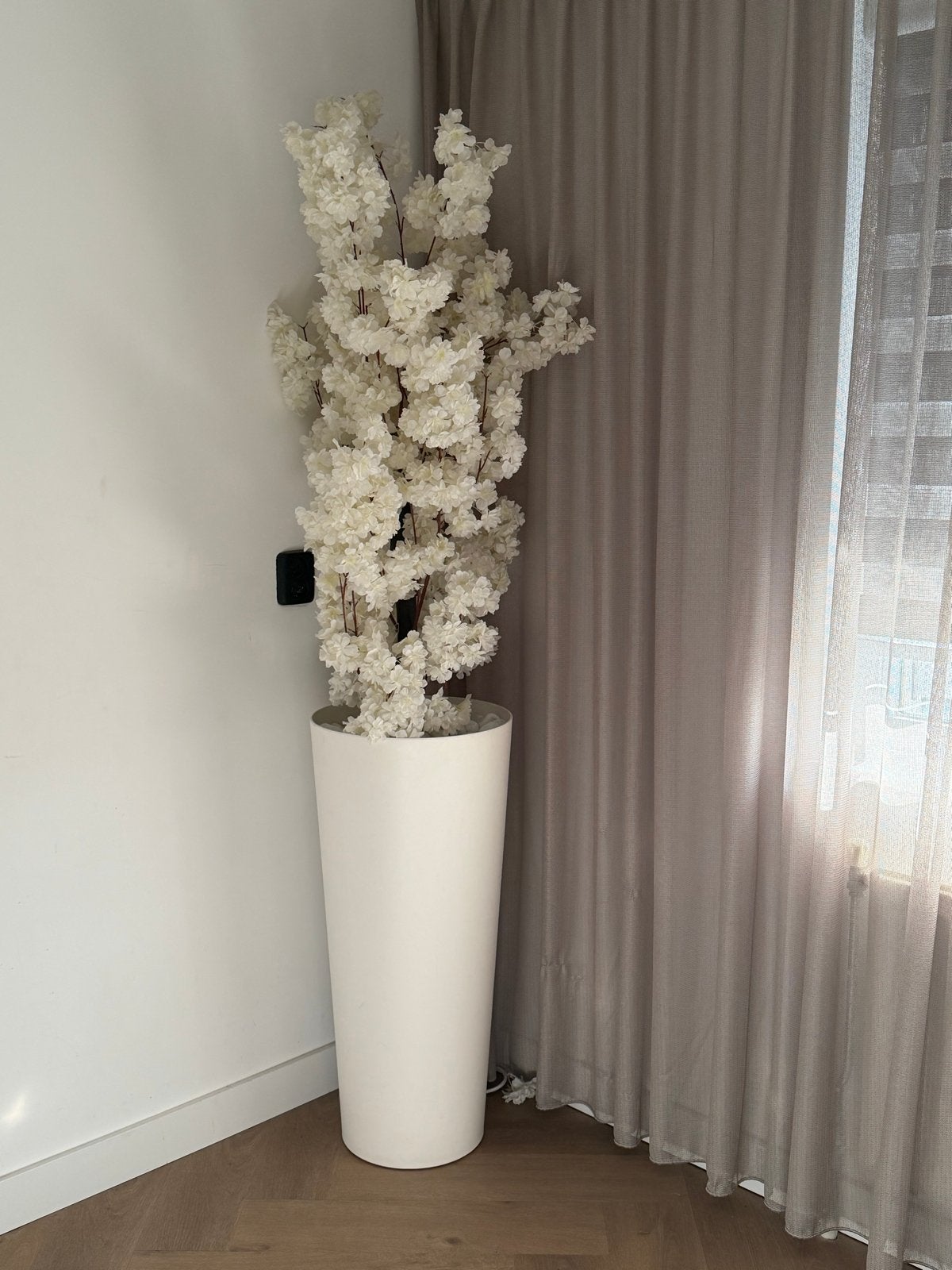 Witte Kunstbloesemboom in Hoge Witte Pot, Binnen, Ophalen of Verzenden, Kunststof, Kunstbloesem