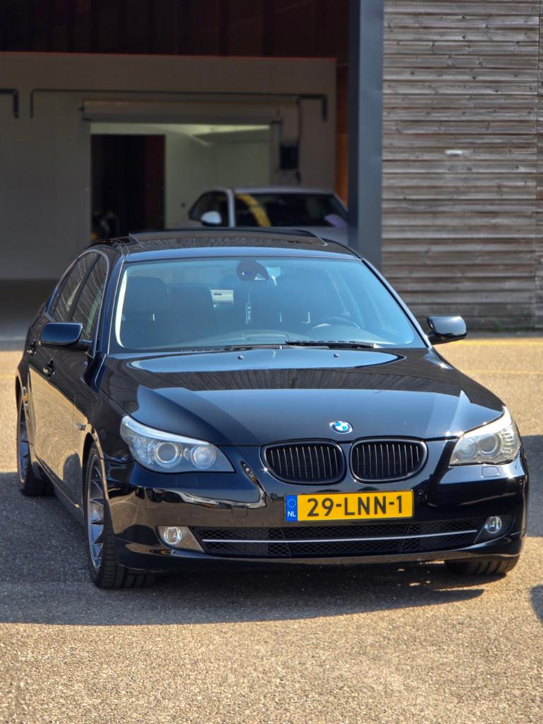 BMW 5-Serie 3.0 I 525 AUT 2009 Zwart, Auto's, BMW, Achterwielaandrijving, Zwart, 2000 kg, 1505 kg