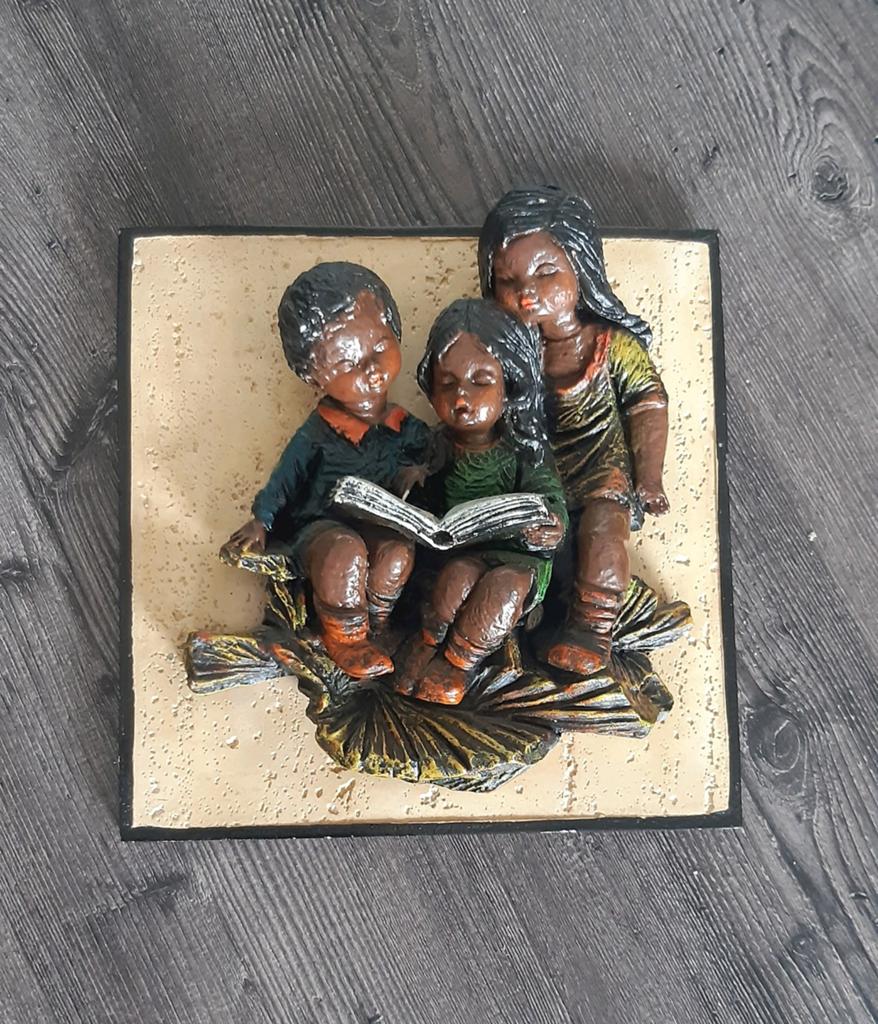 Wanddecoratie: Drie Kinderen Lezen Boek, Antiek en Kunst, Groep mensen, Handgemaakt, Gips, Ophalen of Verzenden