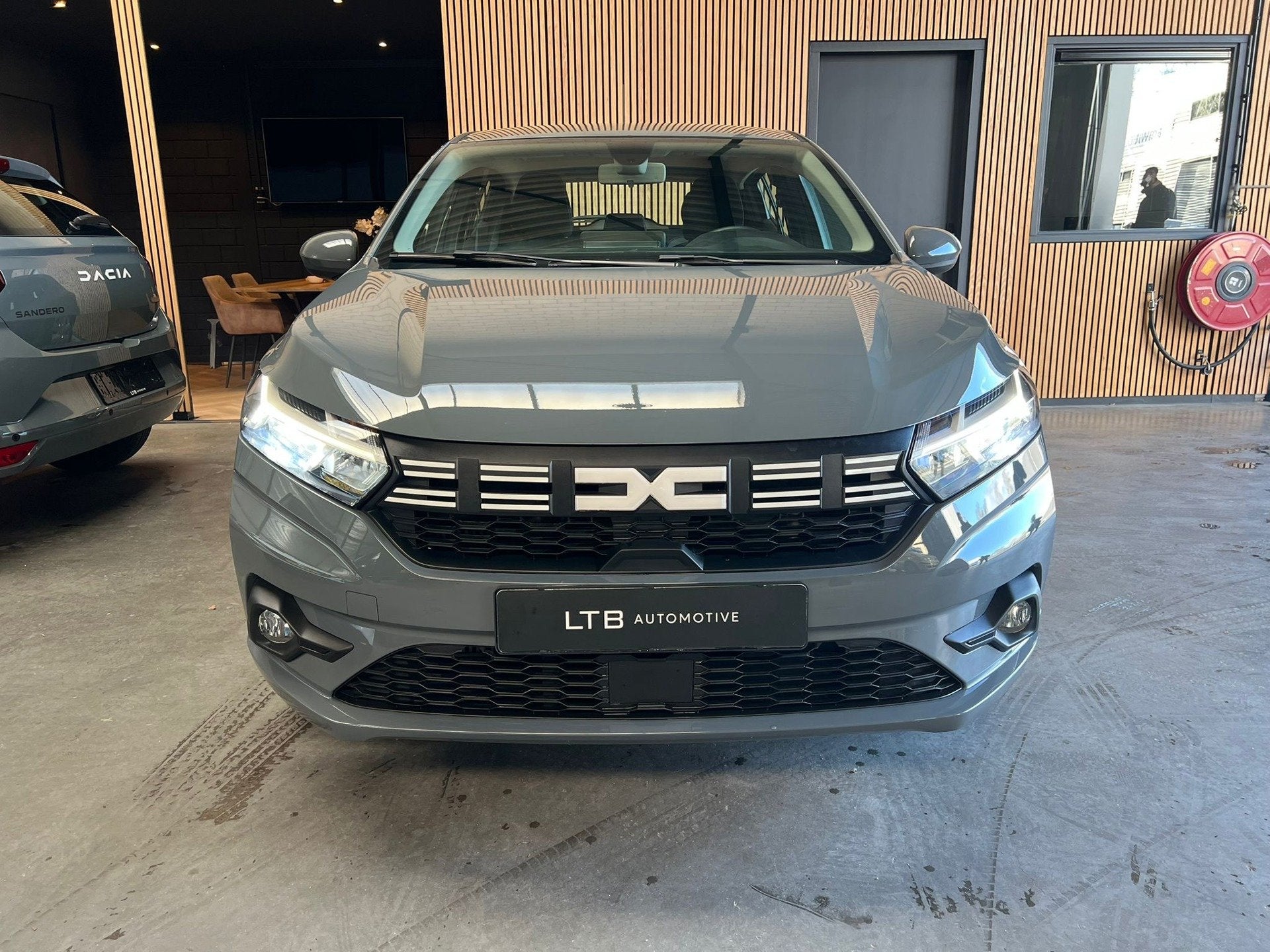 Dacia Sandero 1.0 TCe 90 Expression Automaat|Carplay|Cruise|, Auto's, Automaat, Stof, Gebruikt, Zwart