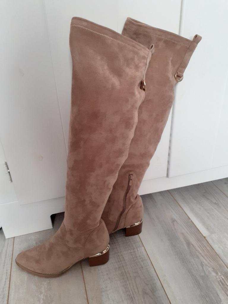 Prachtig beige suede overknee laarzen, maat 40, nieuwstaat., Hoge laarzen, Beige, Ophalen of Verzenden, Zo goed als nieuw