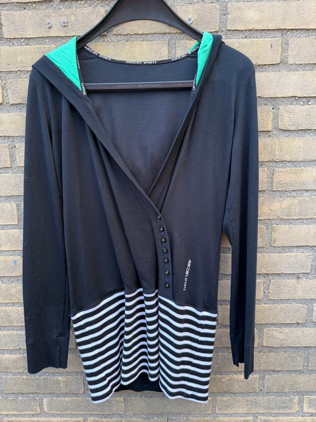 Asymmetrische Marc Cain Sports hoodie - N3 KAST OPRUIMING!, Kleding | Dames, Verzenden, Maat 38/40 (M), Overige kleuren