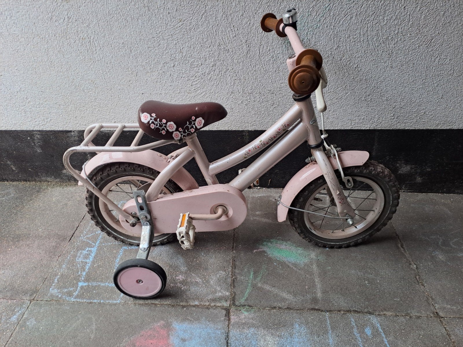Roze fiets met zijwieltjes - 12 inch. Let op: 2 lekke banden, Fietsen en Brommers, Fietsen | Kinderfietsjes, Ophalen, Zijwieltjes