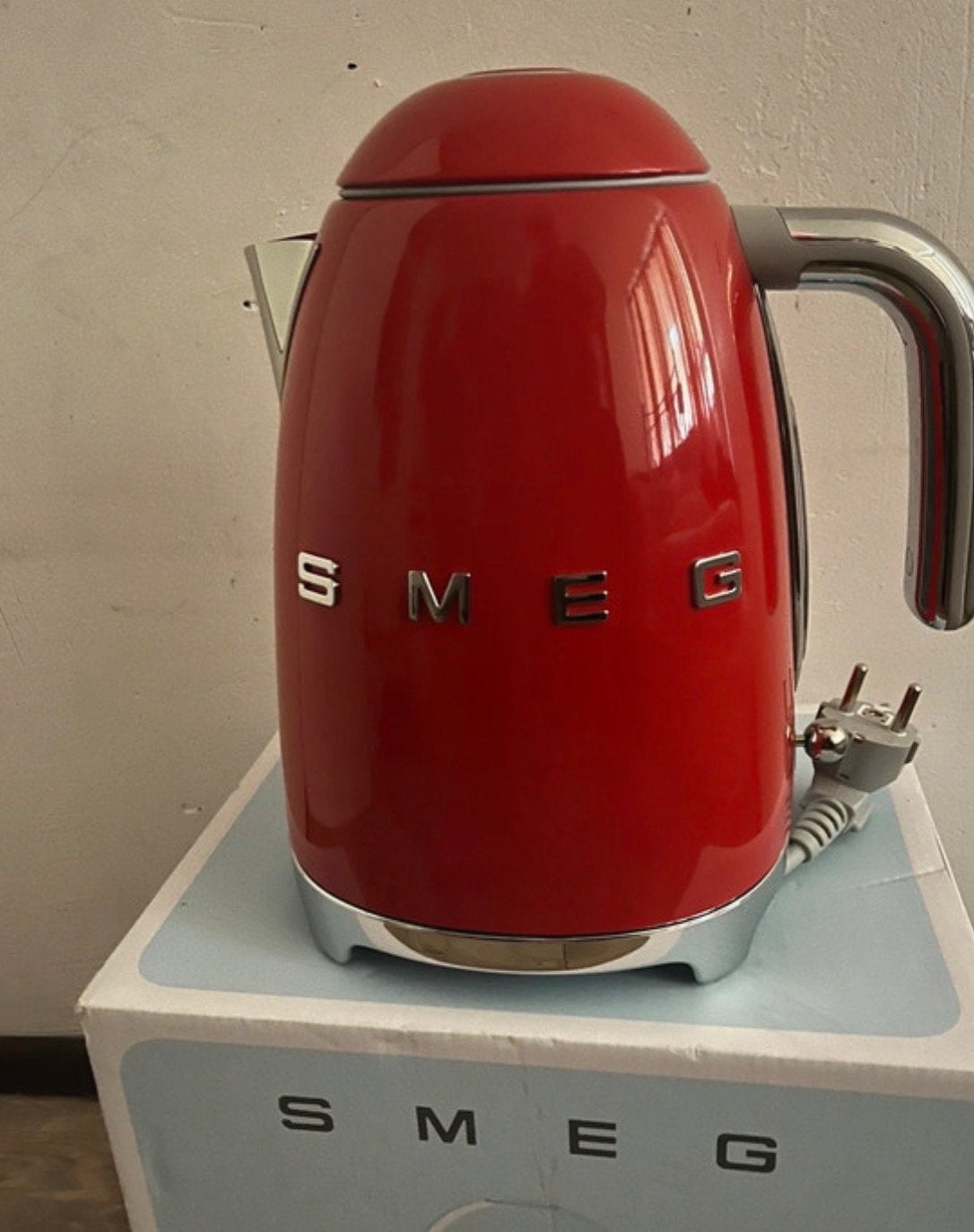 Smeg Waterkoker Rood - Stijlvol en Functioneel, 1 tot 2 liter, Ophalen of Verzenden, Nieuw, Rvs