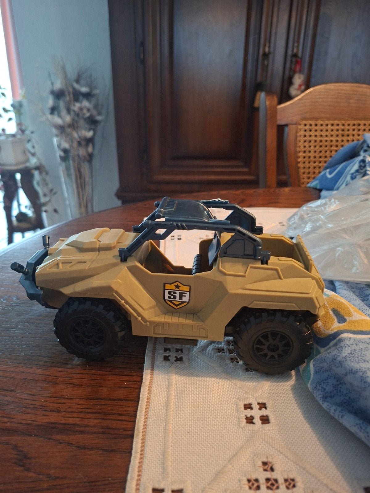 stoere militaire speelgoed-terreinwagen, Ophalen