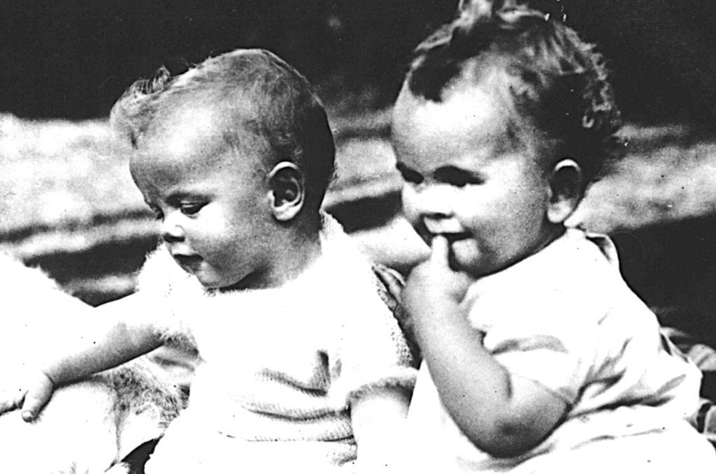 972857	Hond baby peuter	1936	Zonnige hartjes	Gelopen m zegel, Ophalen of Verzenden, 1920 tot 1940, Gelopen, Kinderen