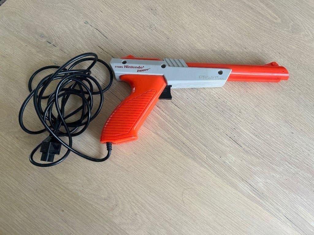 Nintendo NES Zapper Lichtpistool - Oranje, Spelcomputers en Games, Ophalen of Verzenden, Gebruikt, Zonder controller, Met zapper/pistool