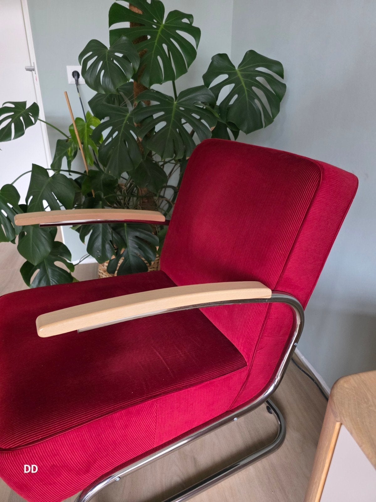 Fauteuil 'De Zwaan' rood, Ophalen, Hout, 75 tot 100 cm, Zo goed als nieuw