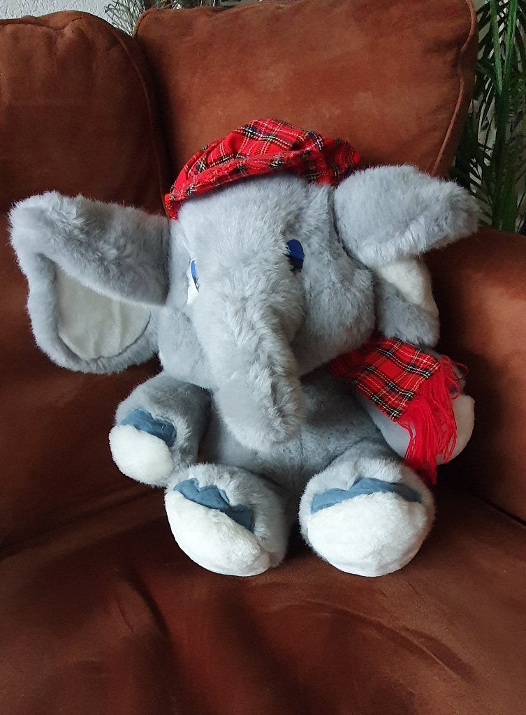 Simba toys olifant met schotse sjaal en pet. Leuke mascotte., Overige merken, Grijs, Nieuw, Ophalen of Verzenden