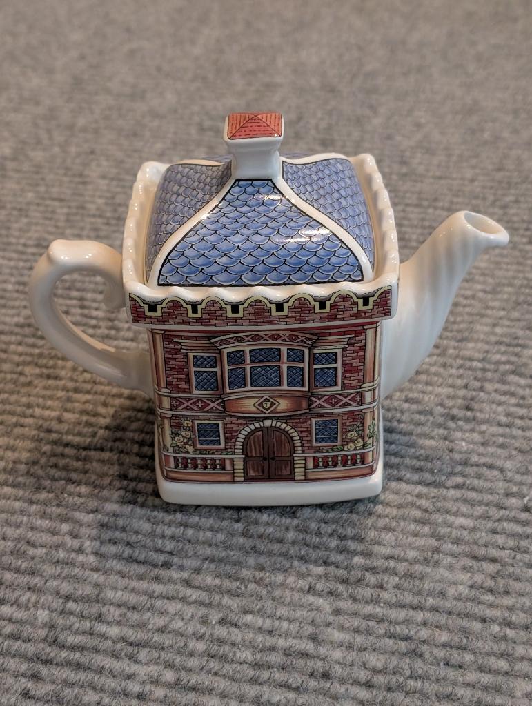 Unieke theepot in de vorm van een huisje, Ophalen
