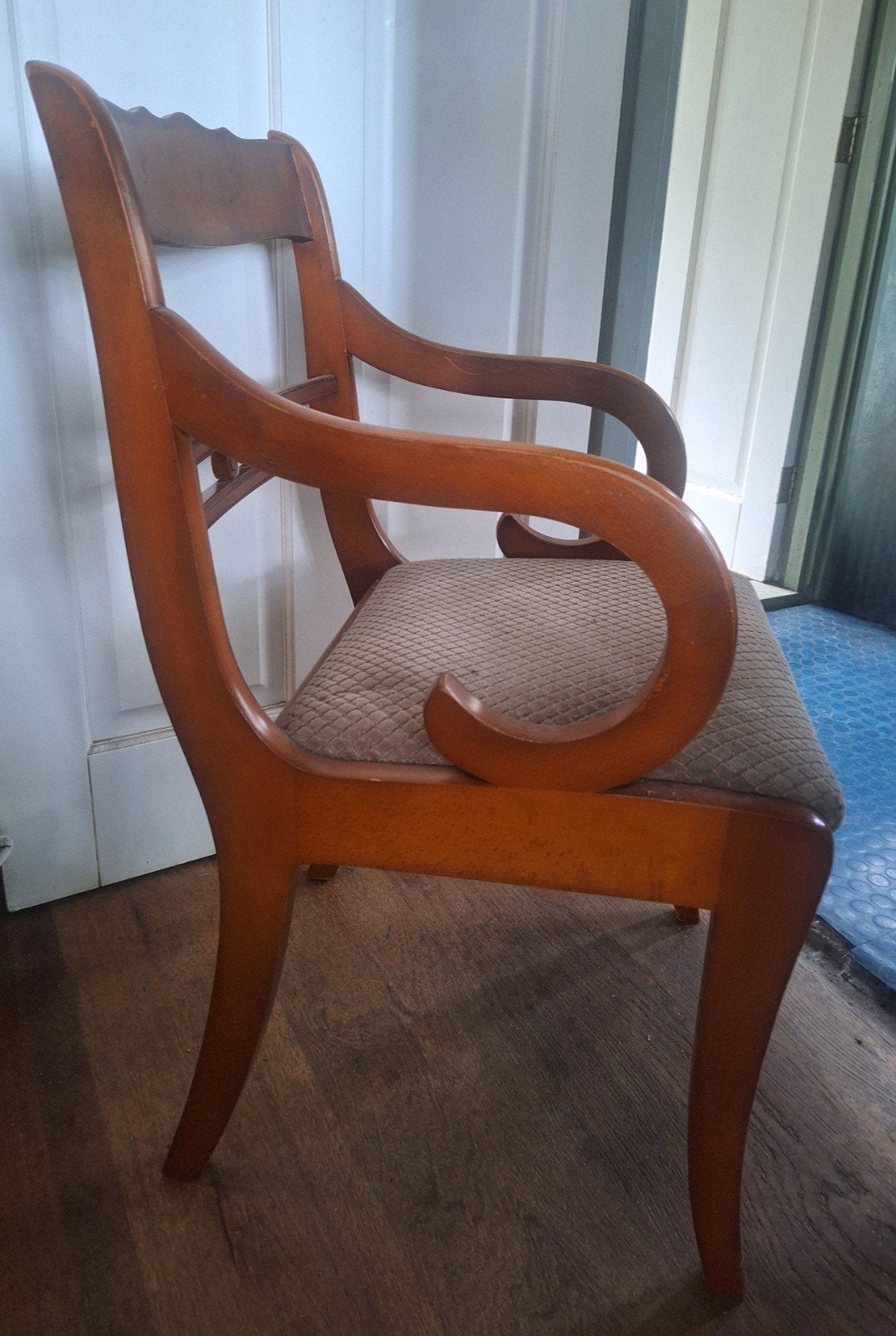 2 eetkamerstoelen van taxushout en stoffen bekleding, Ophalen