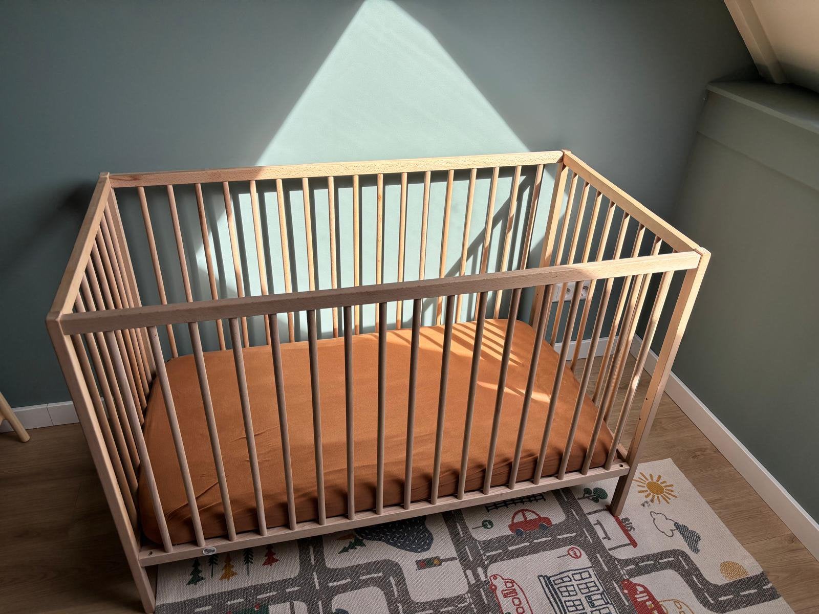 Houten ledikantje. 120x60. Inclusief 2 passende matrassen, Kinderen en Baby's, Babywiegjes en Ledikanten, Ophalen, Zo goed als nieuw