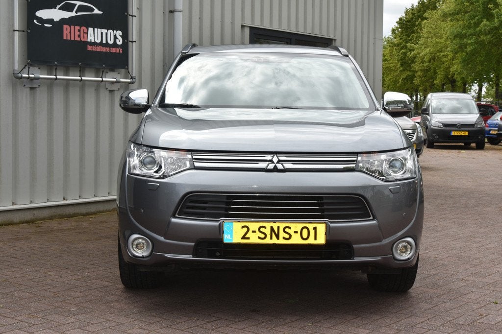 Mitsubishi Outlander 2.0 PHEV Instyle. Afneembare trekhaak!, Auto's, Mitsubishi, Automaat, 4 cilinders, Bedrijf, Stoelverwarming
