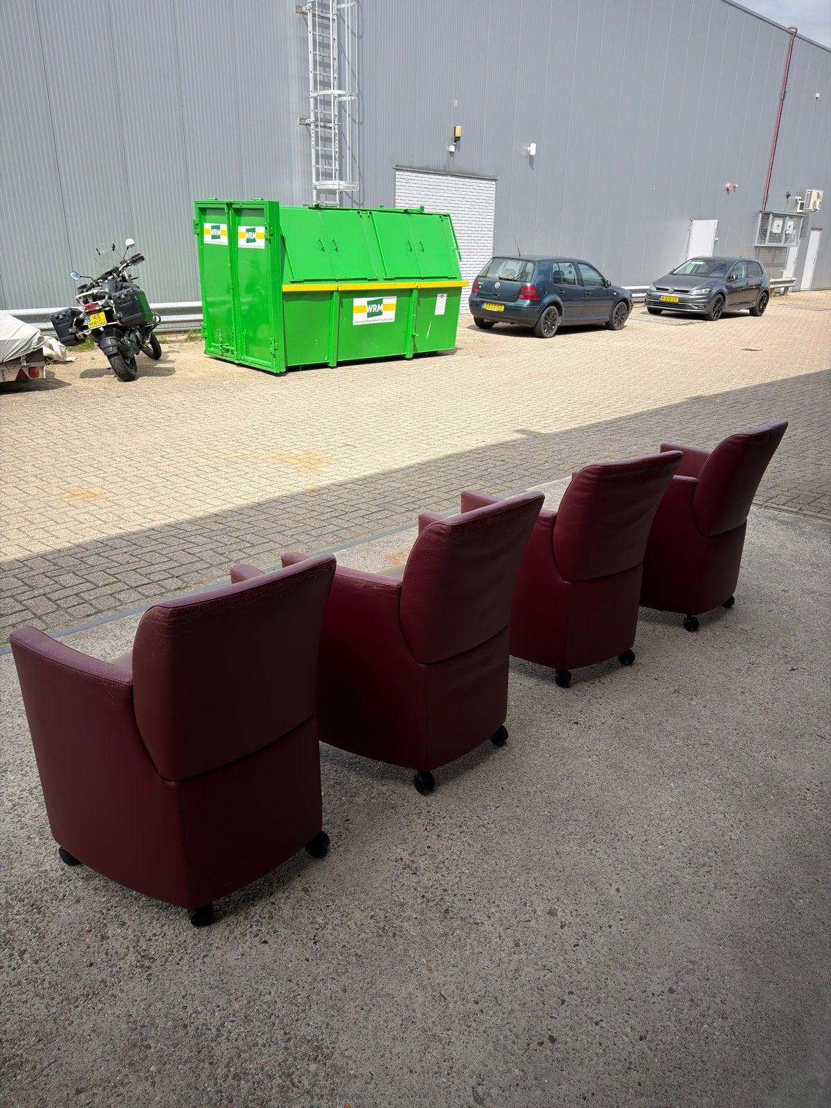 leolux 50,- per stoel 4x Rode Leren Fauteuils met Wieltjes, Huis en Inrichting, Stoelen, Ophalen, Gebruikt, Leer, Vier