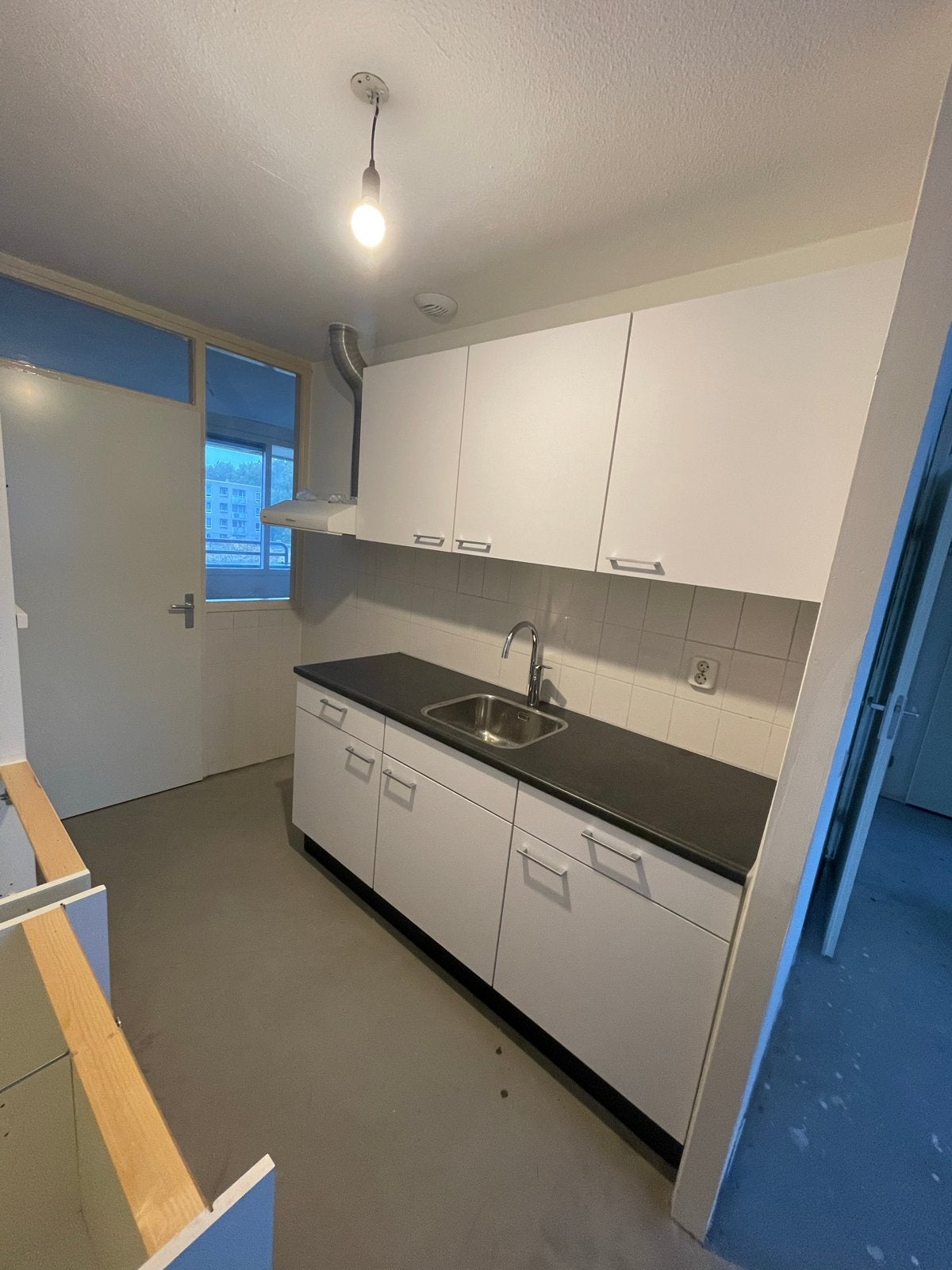 Nette witte keuken met donker blad, Huis en Inrichting, Ophalen, Gebruikt, Wit, Enkelwandige keuken