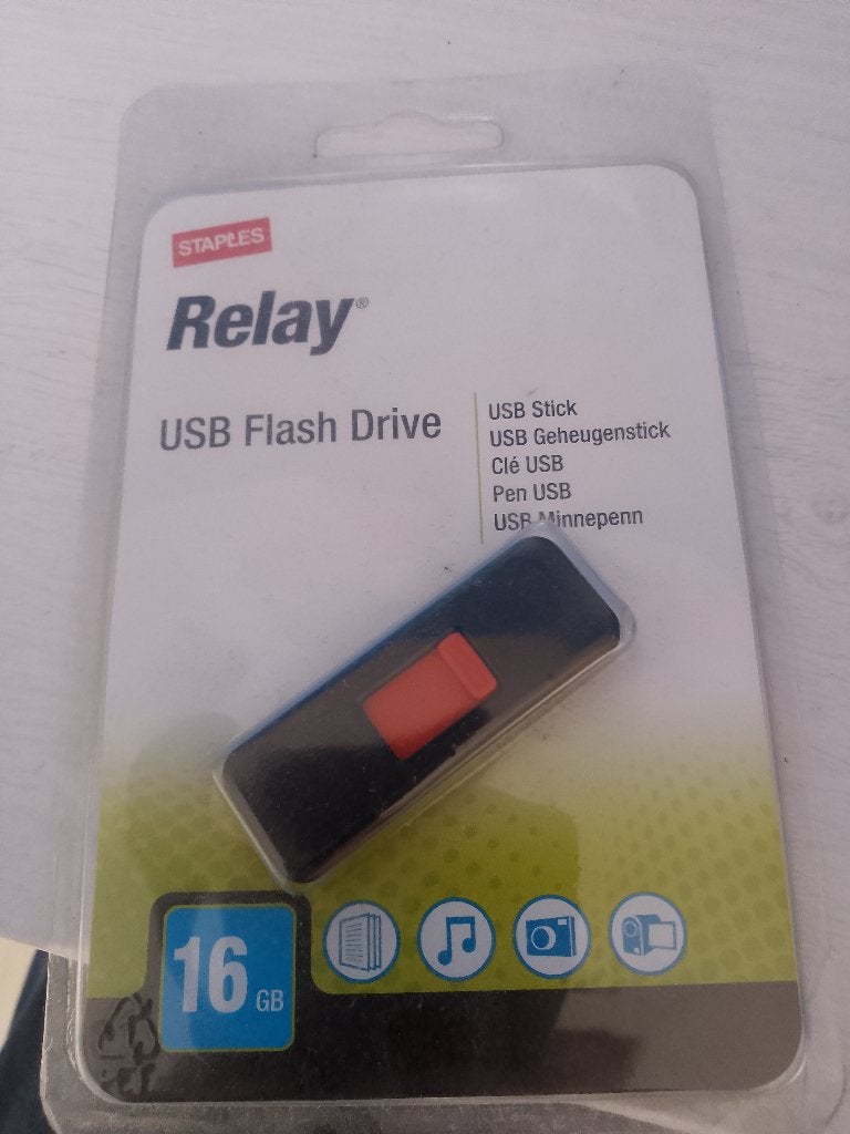 Drie nieuwe Staples Relay USB Flash Drives k, Ophalen of Verzenden, Nieuw, 2 TB of meer