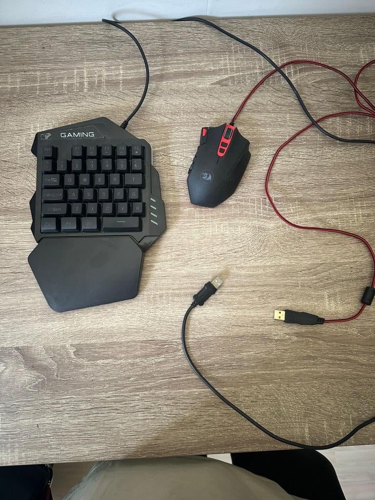 gaming muis + gaming keyboard., Computers en Software, Toetsenborden, Zo goed als nieuw, Overige indelingen, Bedraad, Toetsenbord en muis-set