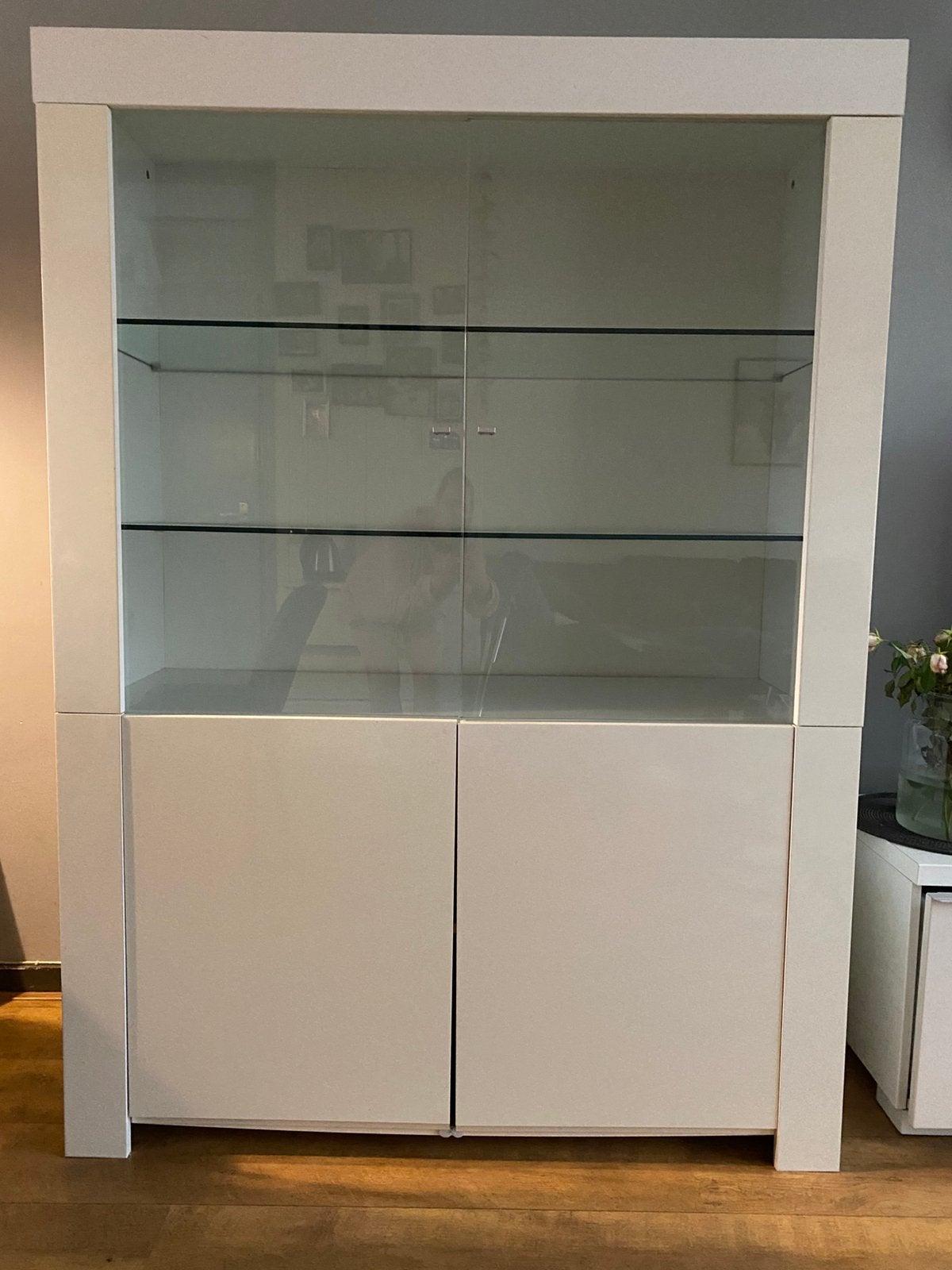 Mooie nette witte vitrine/ servieskast, Ophalen, Kunststof, 100 tot 150 cm, 150 tot 200 cm