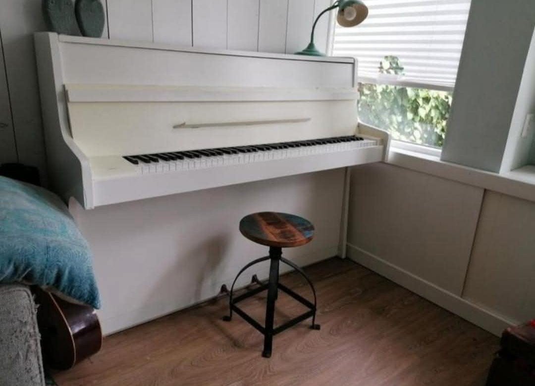 Rameau piano met extra studiepedaal, Muziek en Instrumenten, Ophalen, Gebruikt, Wit, Piano
