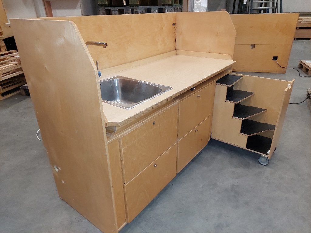Kids-F KDV commode 170cm breed met gootsteen en trapje, 70 cm of meer, 105 cm of meer, Ophalen of Verzenden, Voetruimte