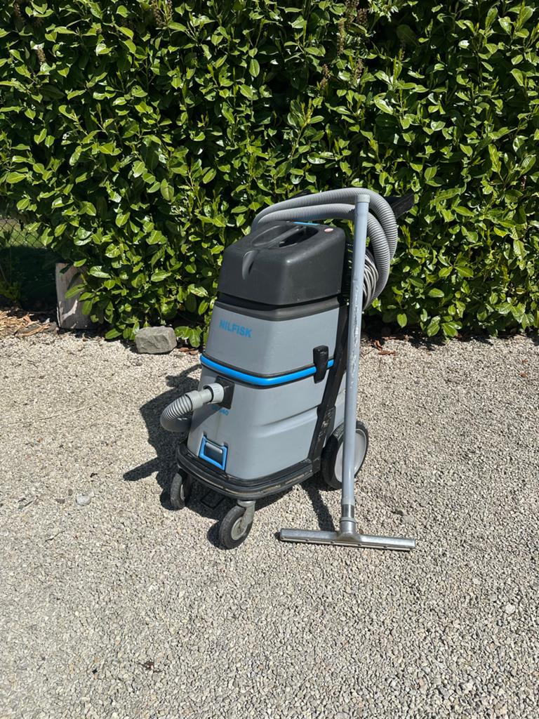 Nilfisk GV 940 – Professionele stofzuiger / waterzuiger, Witgoed en Apparatuur, Stofzuigers, Ophalen, Gebruikt, Industriële stofzuiger