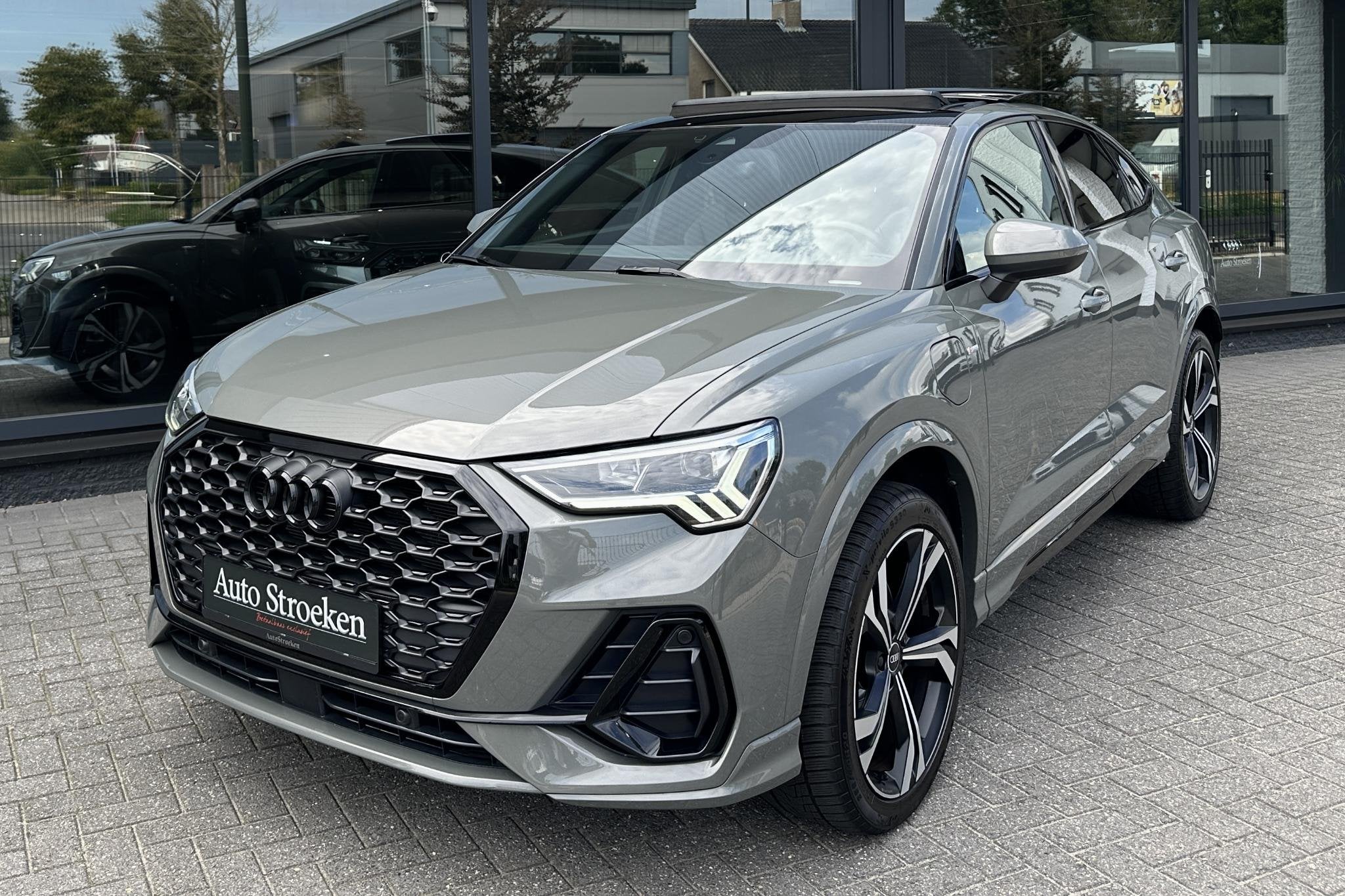 Foto 2 van Audi Q3 Sportback 45 TFSIe S-Line Pano Sonos Matrix Sfeer Ca