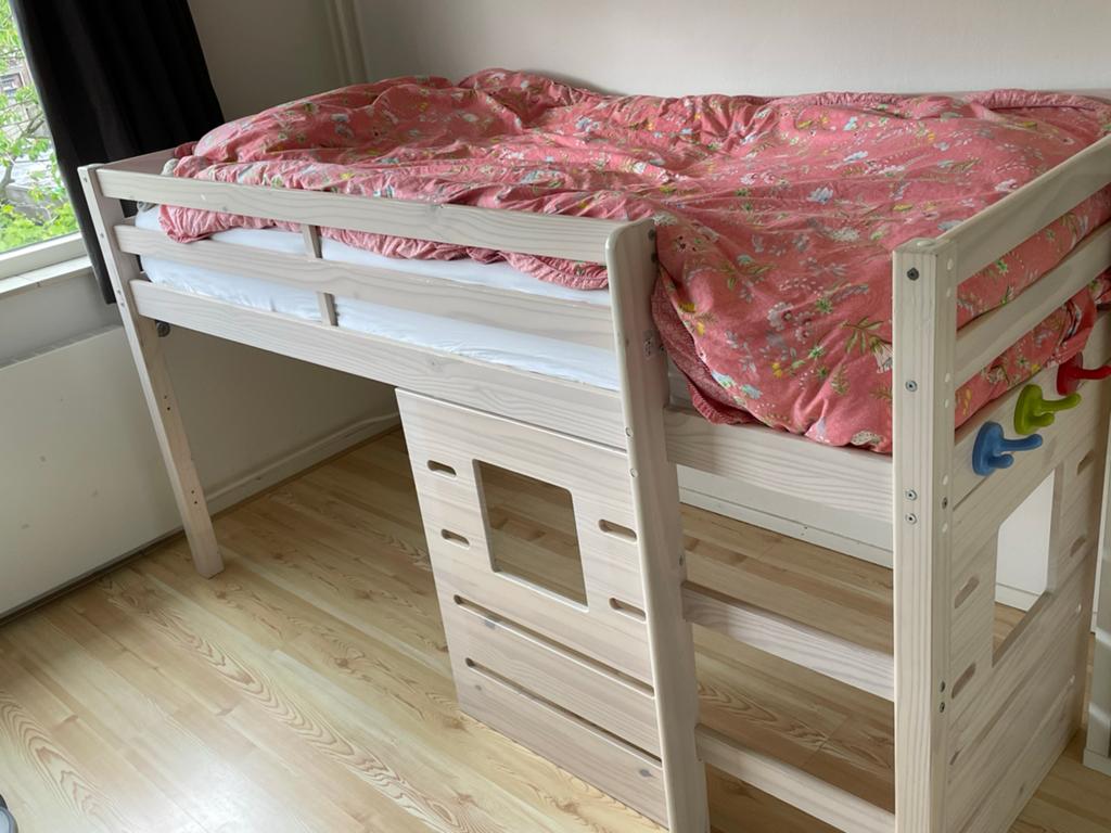 Halfhoogslaper met speelruimte, Huis en Inrichting, Slaapkamer | Stapelbedden en Hoogslapers, Gebruikt, Halfhoogslaper, 90 cm