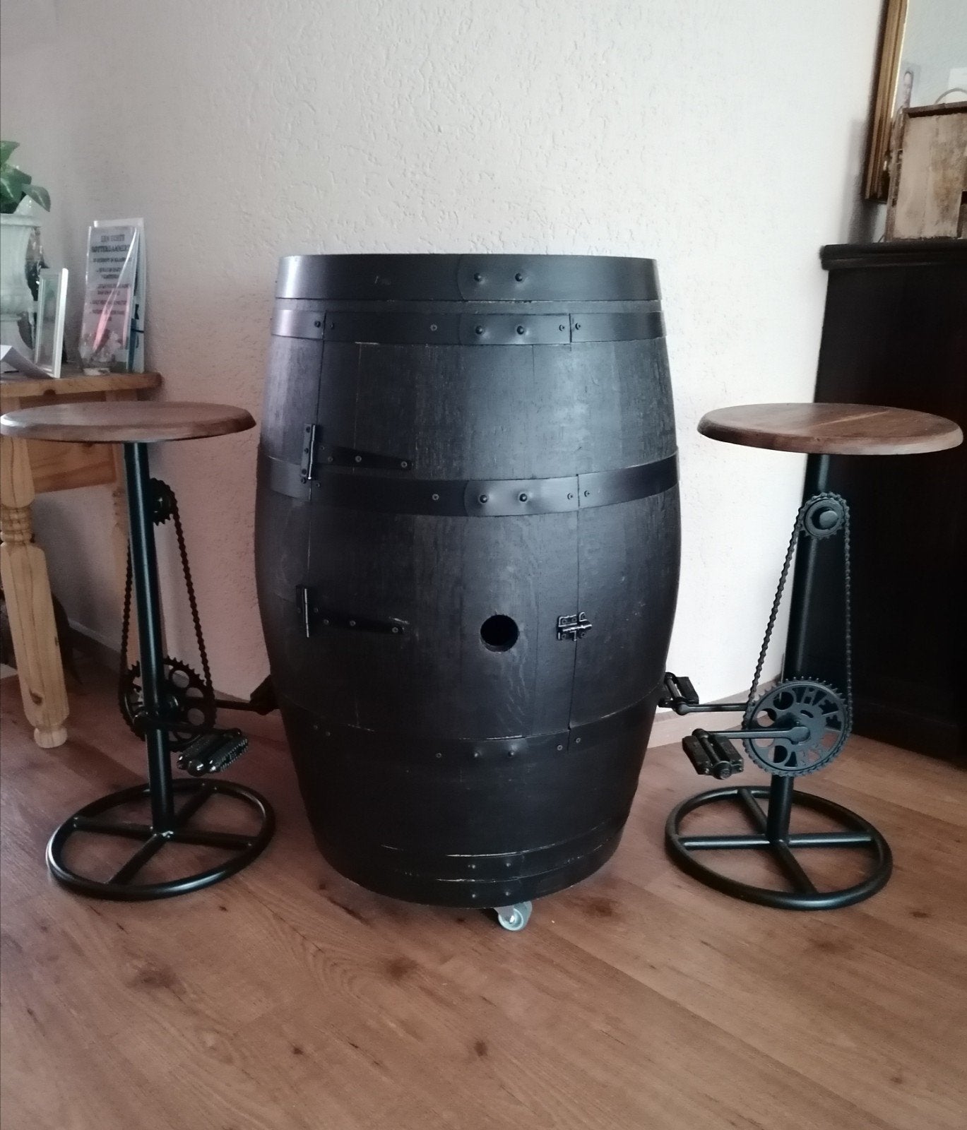 Wijnvat/bar/drankkast op wielen met 2 vintage barkrukken, Ophalen, Nieuw, Inclusief barstoelen