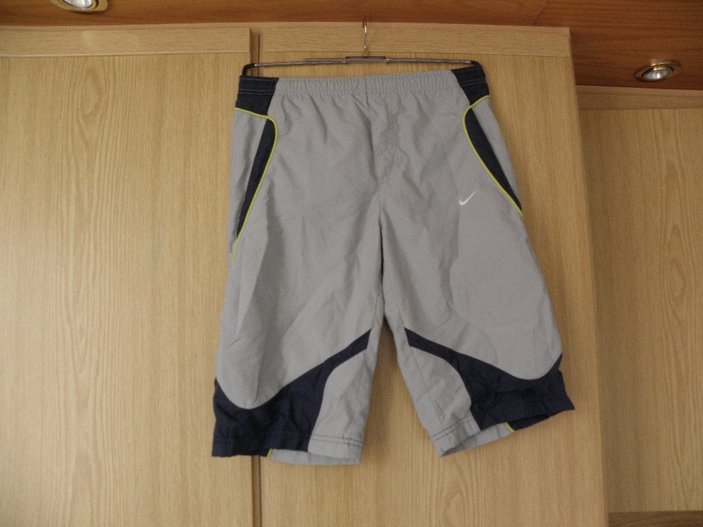 Goedkope originele grijs blauwe bermuda sport broek NIKE 140, Kinderen en Baby's, Kinderkleding | Maat 140, Gebruikt, Sport- of Zwemkleding