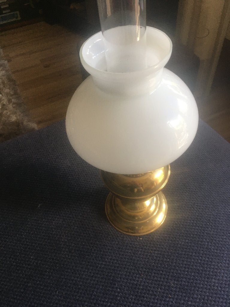 nette mooie olielamp met witte glazen kap, Ophalen of Verzenden