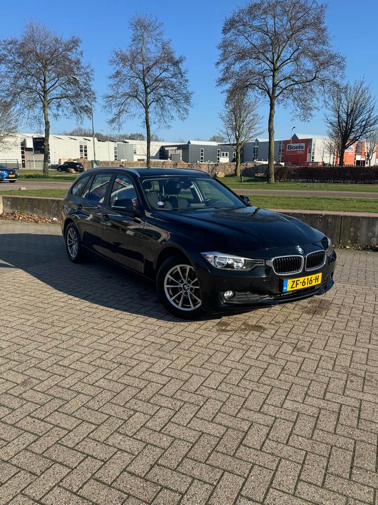 BMW 316i 136pk 2013 (nieuwe APK), Auto's, BMW, Zwart, 4 cilinders, Overige bekleding, Zwart