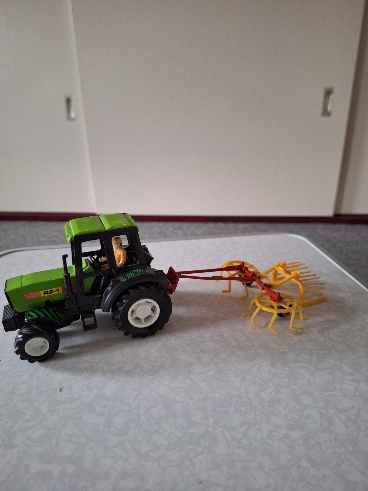 Speelgoedtractor met hark - Groen en geel, Ophalen of Verzenden, Gebruikt