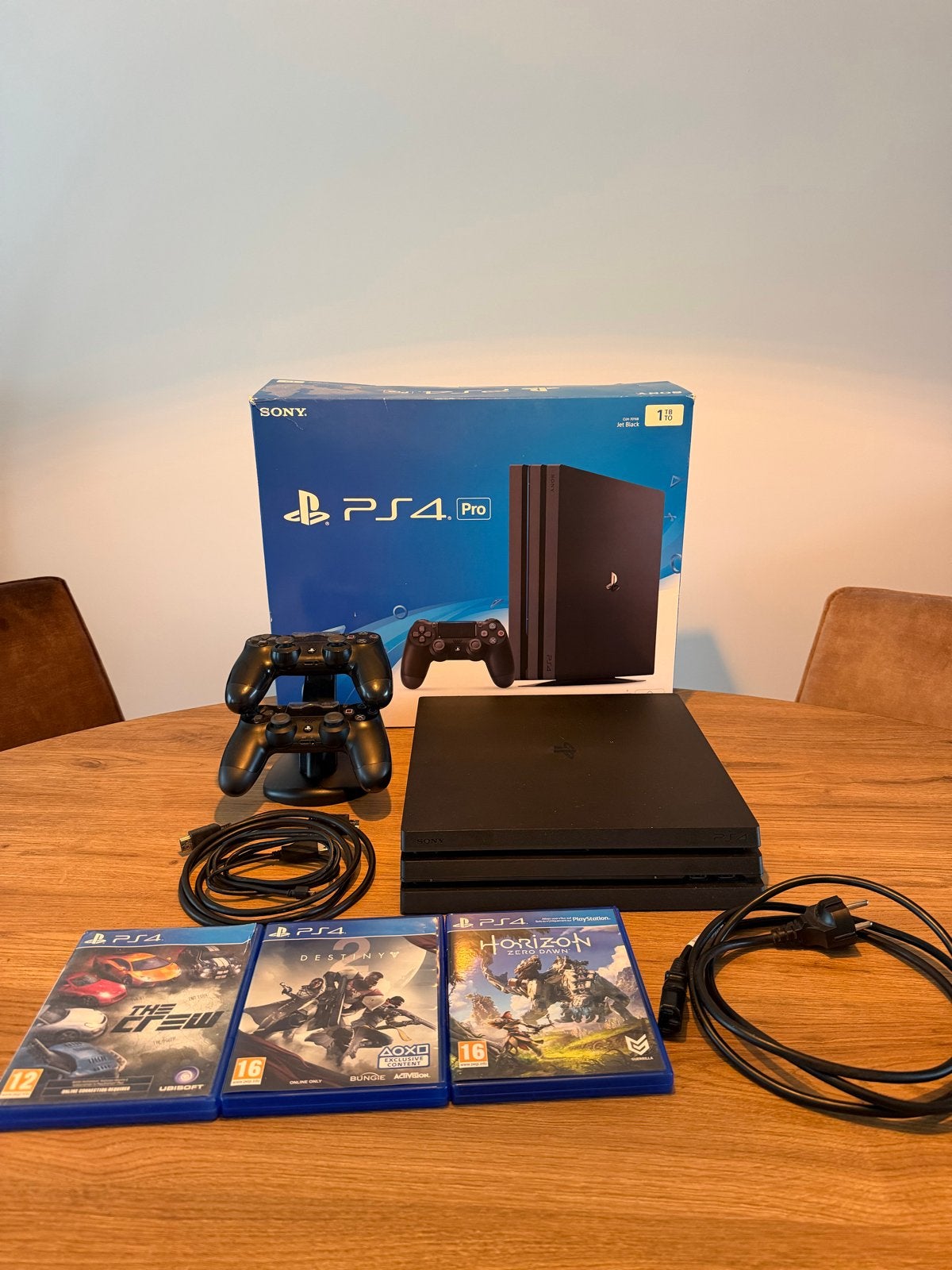 PS4 Pro met 2 controllers, laadstation en 3 games, Met 2 controllers, Ophalen of Verzenden, 1 TB, Pro