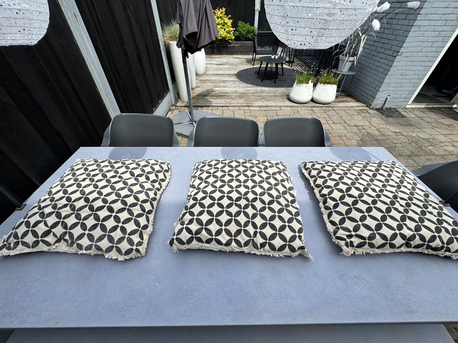 3 zwart/beige tuin kussens 60x60, Huis en Inrichting, Woonaccessoires | Kussens, Ophalen of Verzenden, Zo goed als nieuw, Zwart
