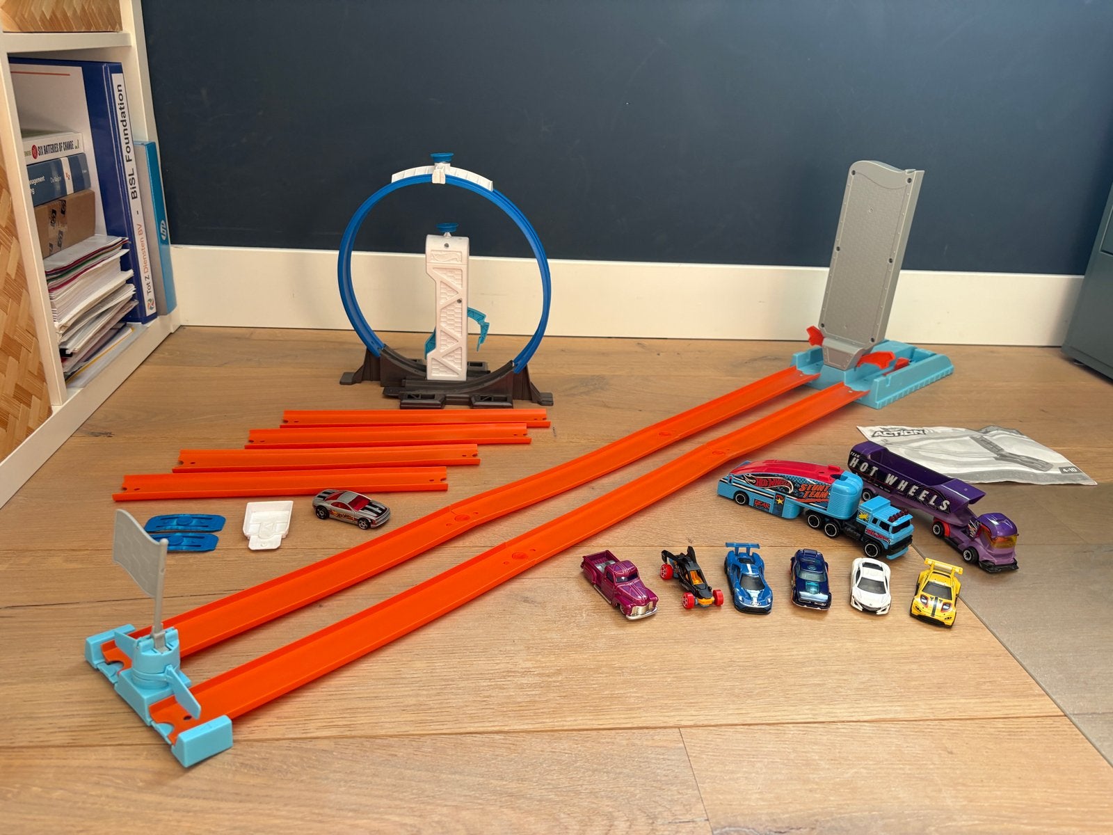 Hot Wheels racebaan set met veel auto's en accessoires, Ophalen of Verzenden, Gebruikt