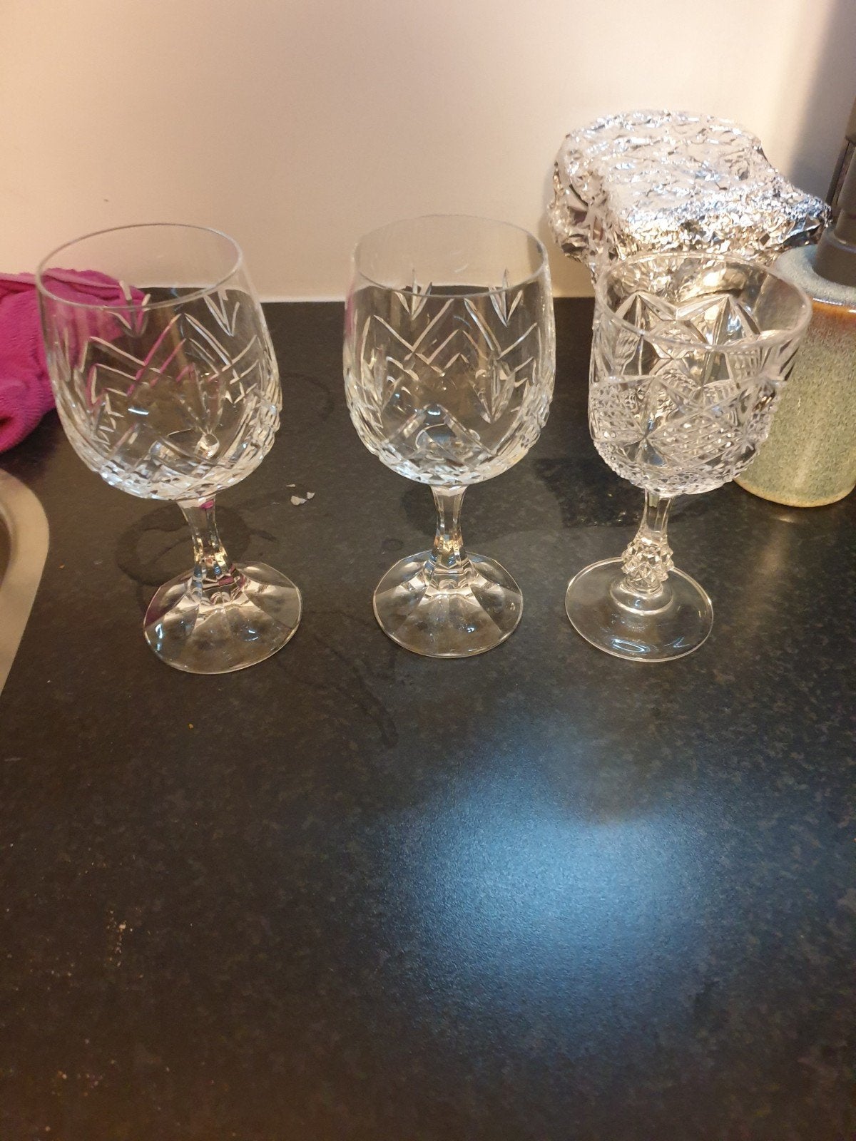Set van 3 geslepen kristallen wijnglazen, Ophalen