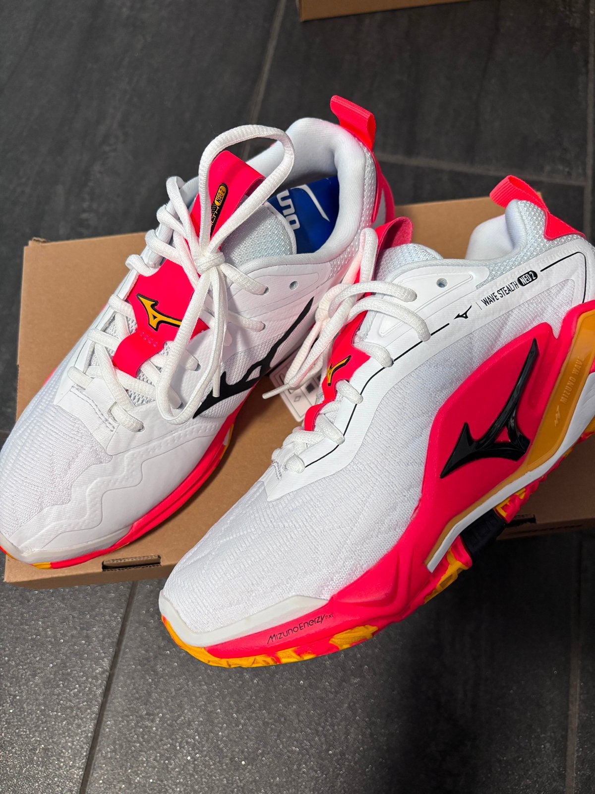Mizuno Wave Stealth Neo 2 Limited Edition Witte/Oranje 38,5, Overige merken, Overige typen, Nieuw, Ophalen of Verzenden
