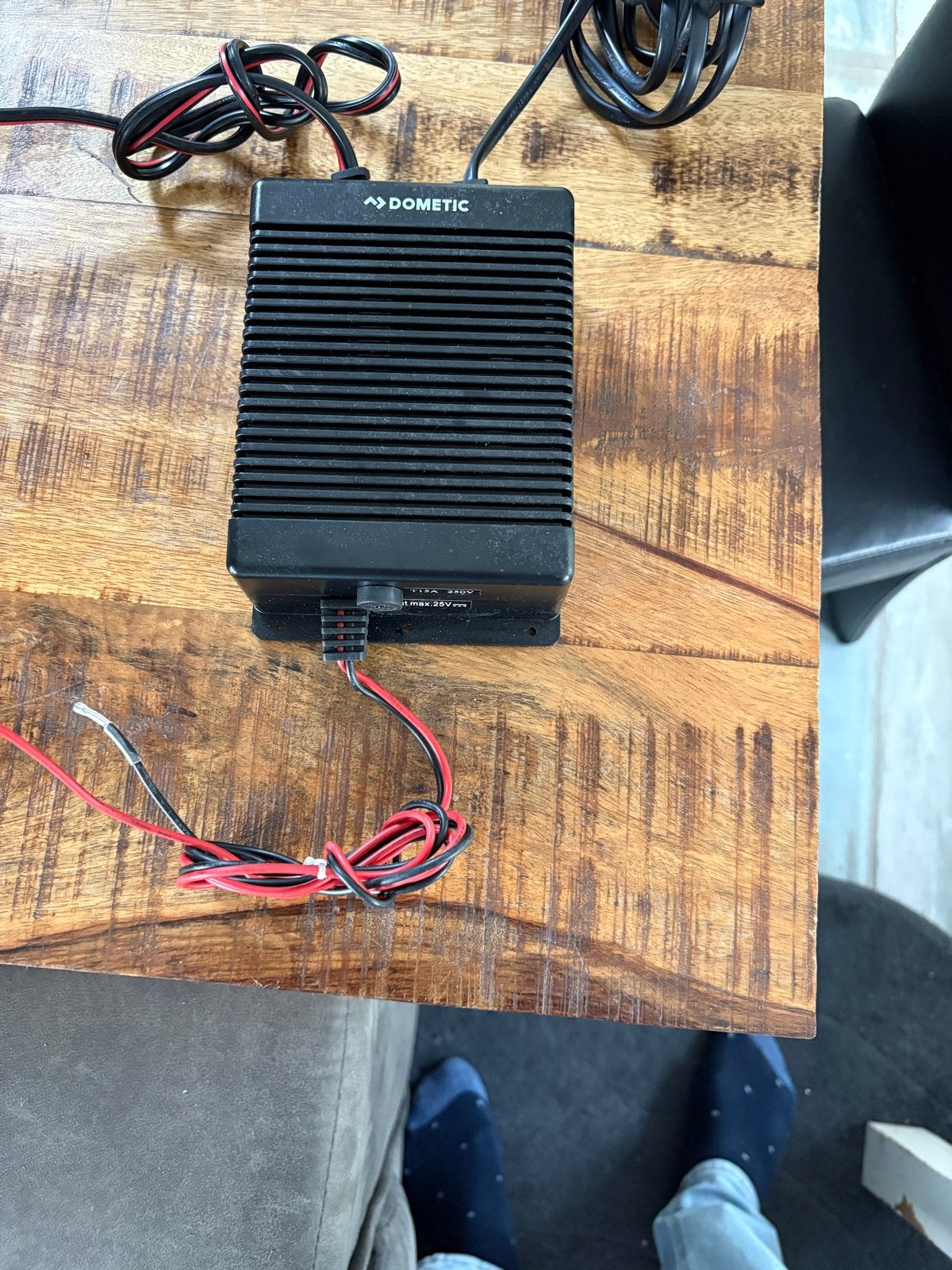 Dometic Acculader / Voeding 110-240V naar 12/24V, Ophalen of Verzenden, Zo goed als nieuw