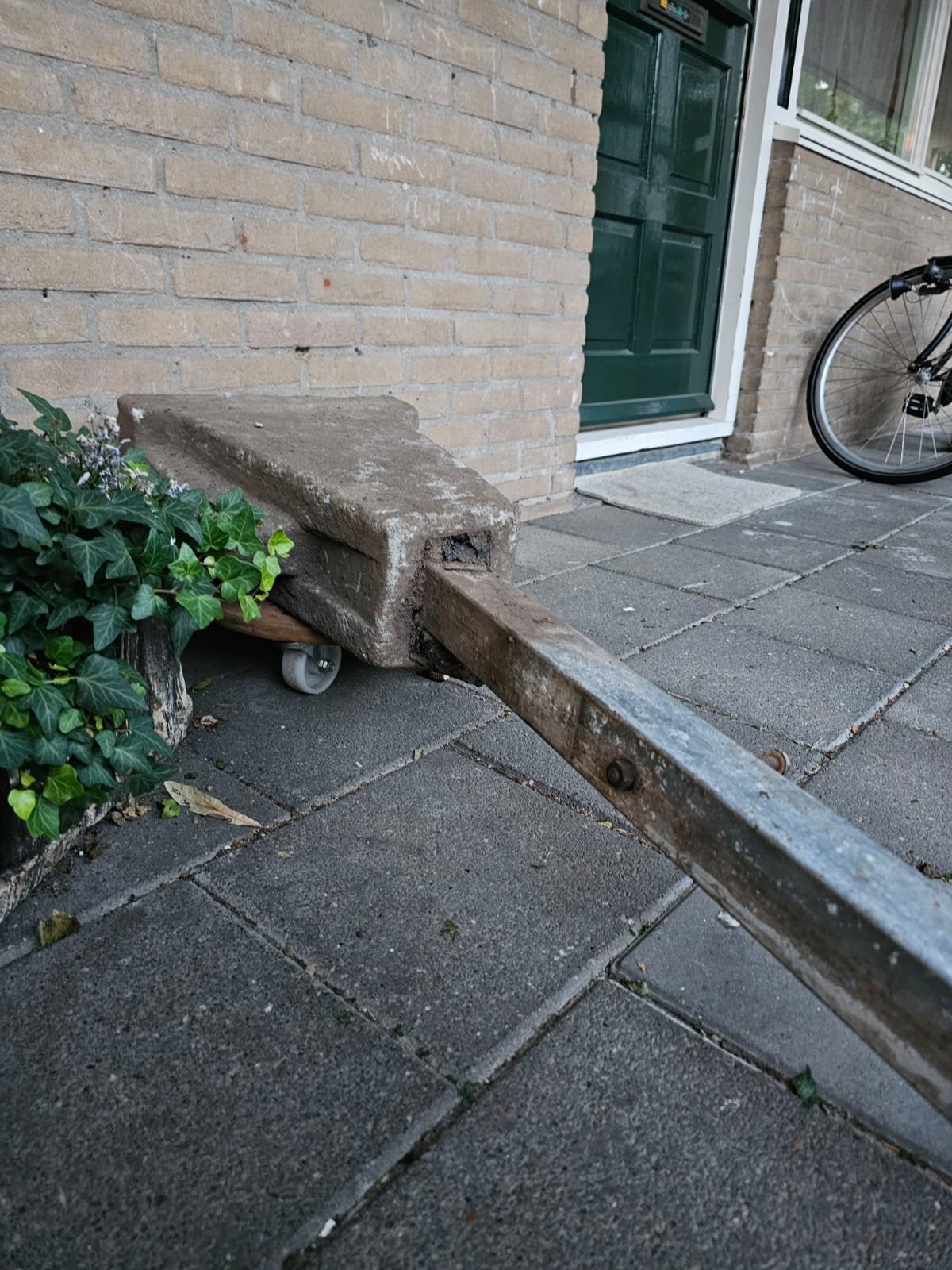 Gratis.Gegalvaniseerde paal met betonvoet voor tuinschutting, Ophalen of Verzenden, Gebruikt, IJzer, Tuinhek
