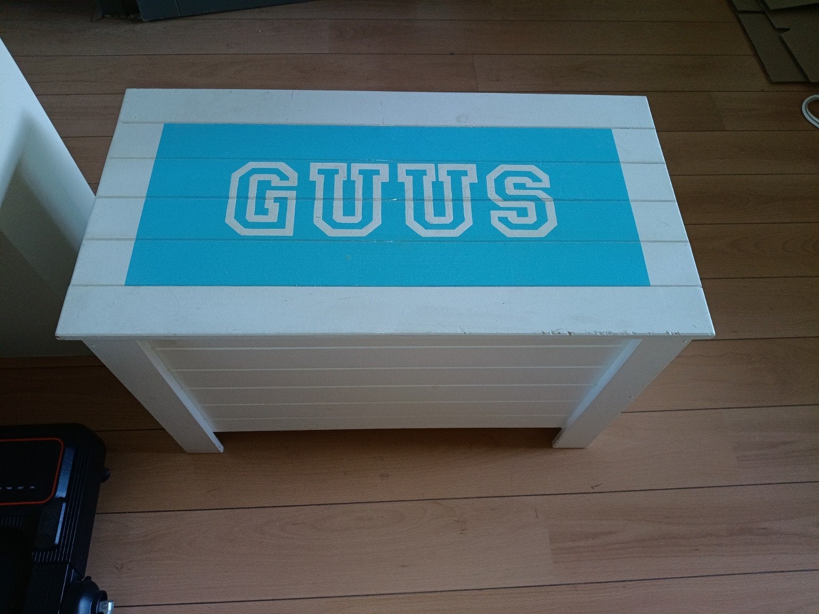 Speelgoedkist met naam Guus, wit/lichtblauw, met beveiliging, Ophalen, Gebruikt, Jongen