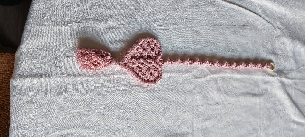 Roze macramé hartje wandhanger met kwastje, Textiel, Nieuw, Ophalen of Verzenden, 15 cm
