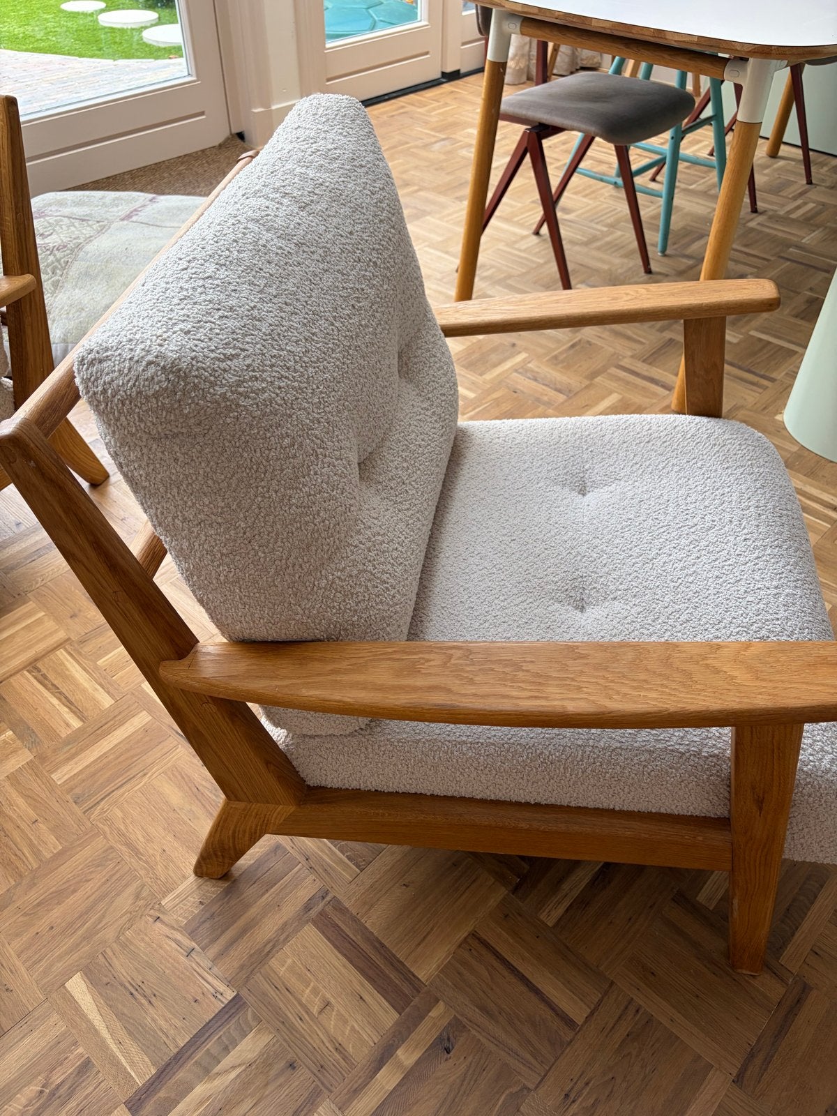Deens design fauteuil met houten frame en bouclé stof, Ophalen, Zo goed als nieuw, Hout, 75 tot 100 cm
