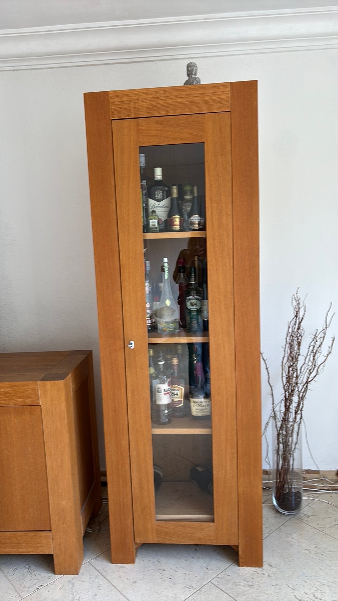Massief houten vitrinekast, Ophalen, 50 tot 100 cm, Zo goed als nieuw, 150 tot 200 cm