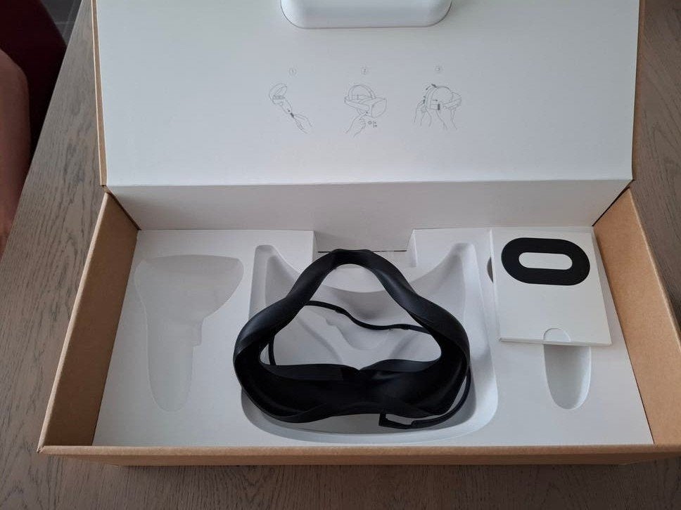 Oculus Quest 2 VR-bril met controllers en oplader, Spelcomputers en Games, Virtual Reality, Zo goed als nieuw, Overige platformen