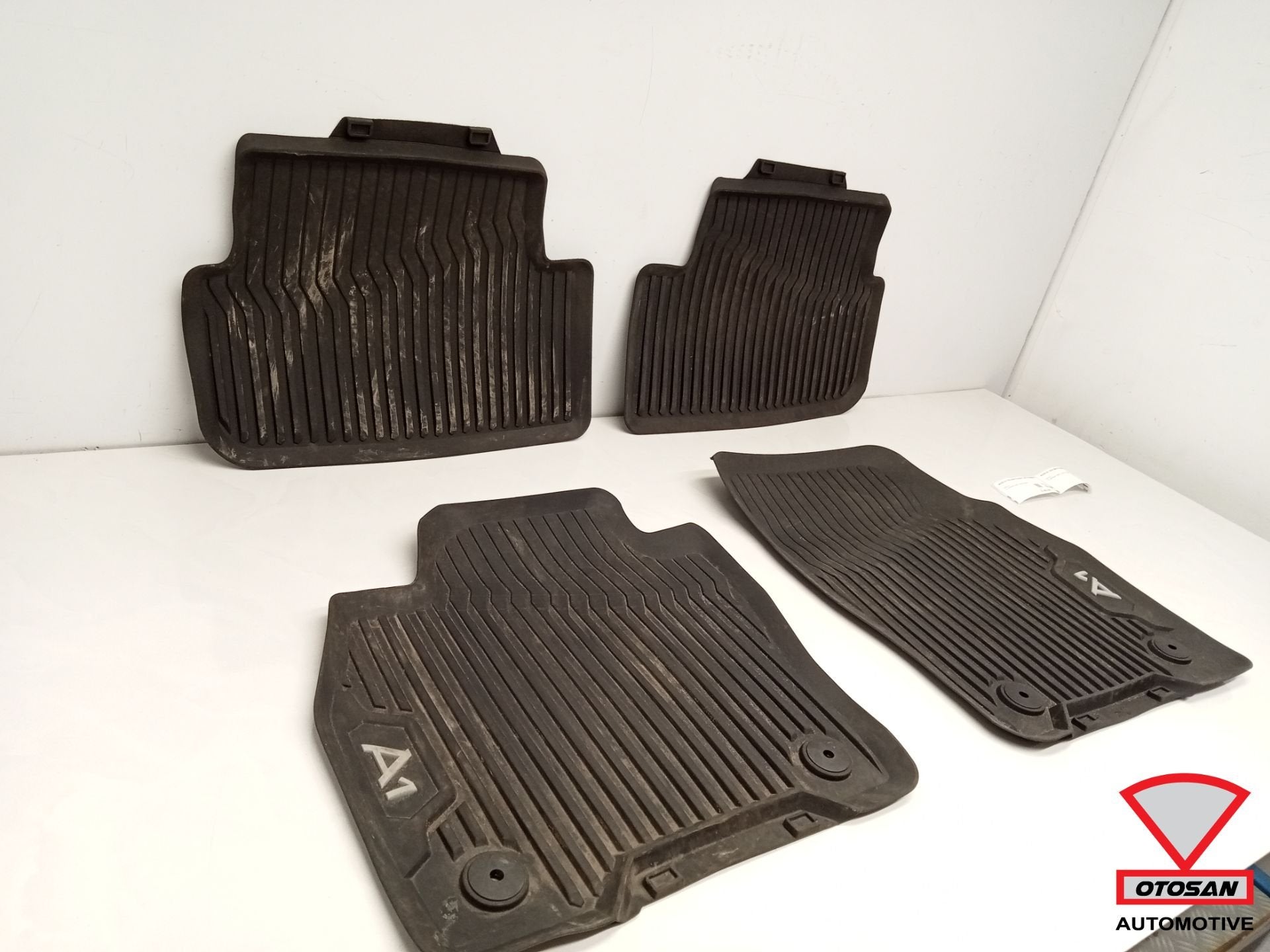 Audi A1 82A Mattenset Automatten Set Rubber Origineel!, Gebruikt, AUDI AG, Auto-Union-Strasse 1
85045  Ingolstadt, DE, Kundenbetreuung@audi.de