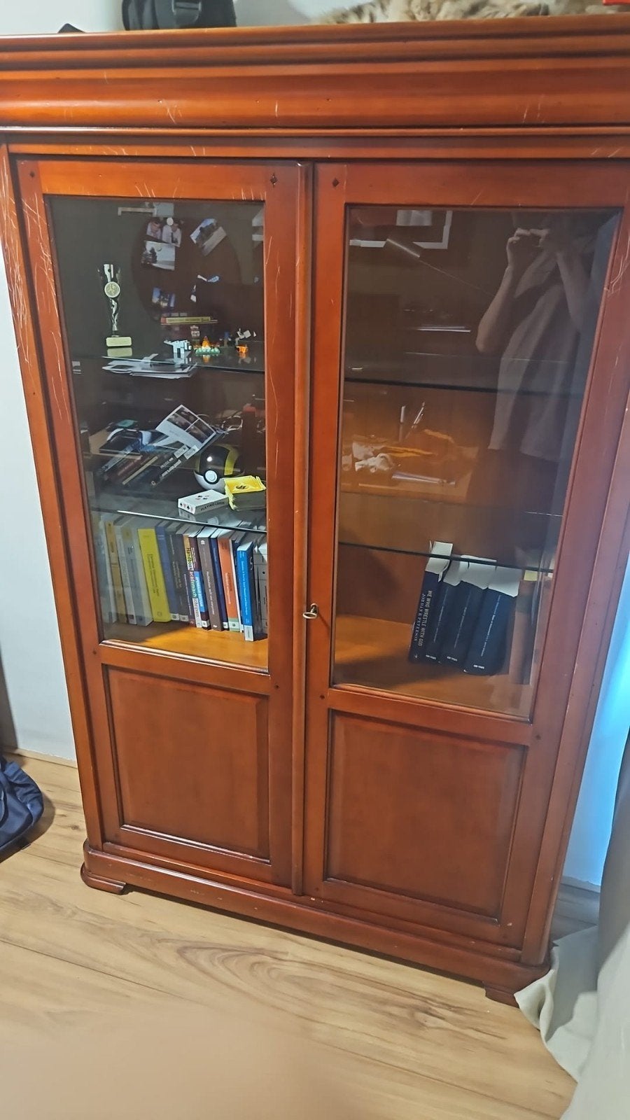 Kersenhouten vitrinekast met glazen planken en deurtjes, Ophalen, Glas, 100 tot 150 cm, 150 tot 200 cm