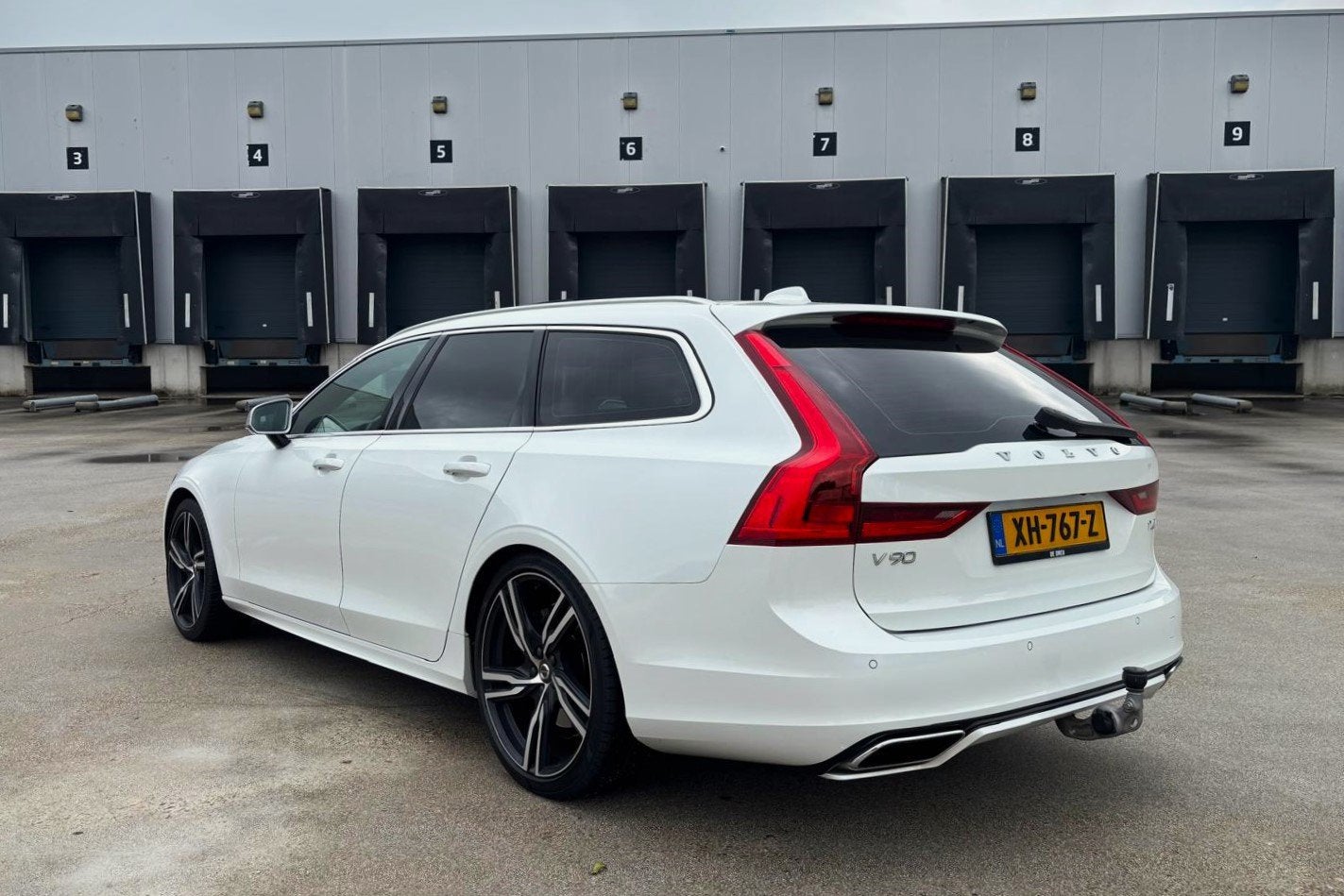 Volvo V90 2.0 T4 R-DESIGN | POLESTAR 210pk | PANORAMA | TREK, Auto's, 1969 cc, 93 €/maand, Onderhoudsboekje, 750 kg