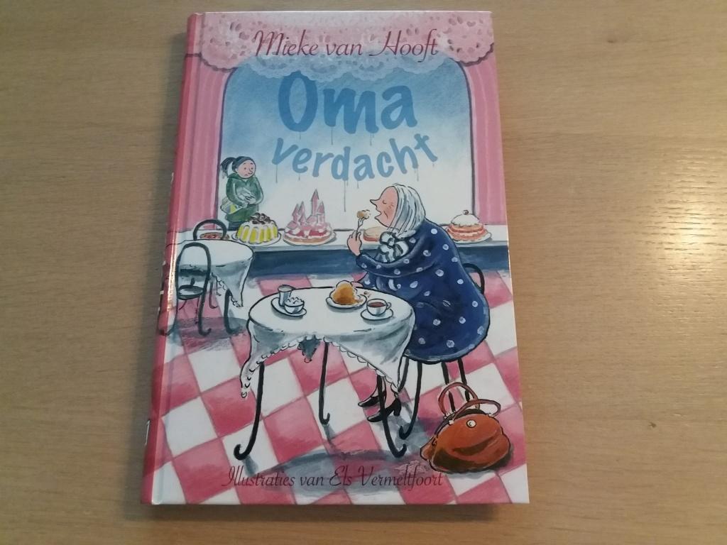Oma verdacht, Mieke van Hooft, Fictie algemeen, Mieke van Hooft, Ophalen of Verzenden, Zo goed als nieuw