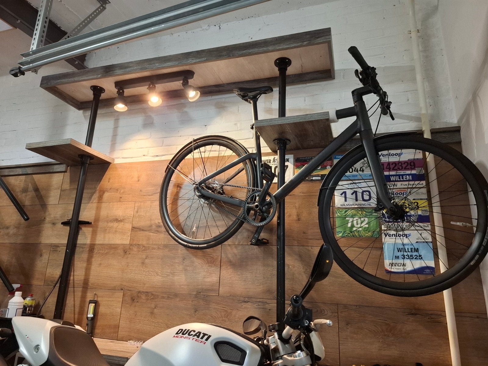 Fiets wandbeugel ophangsysteem tbv 2 fietsen ruimtebesparend, Ophalen, Gebruikt
