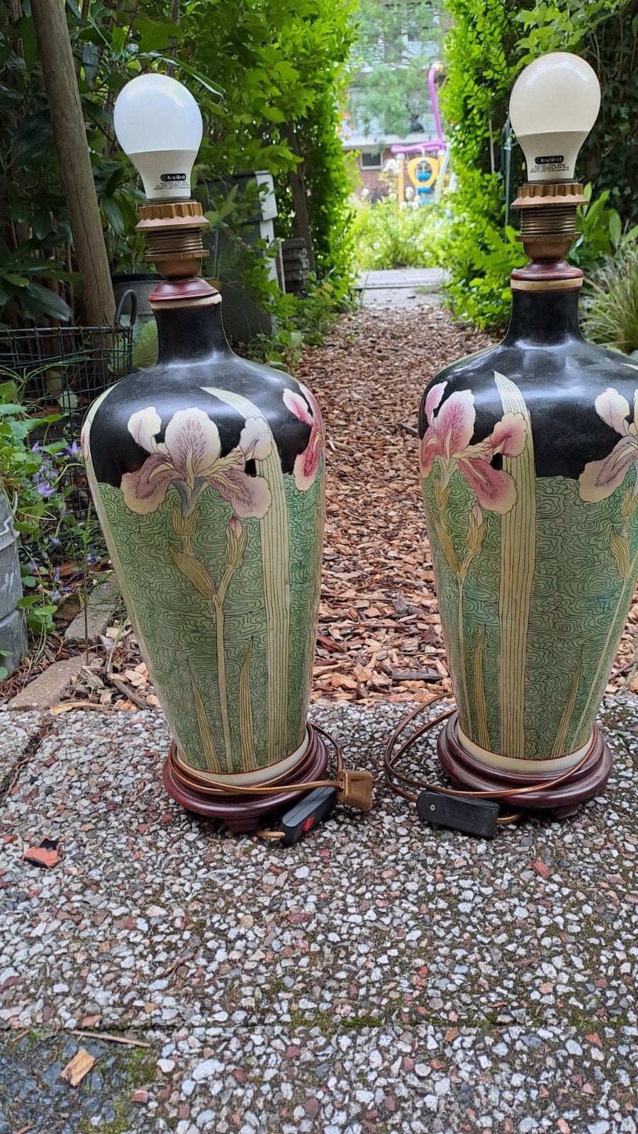 2 jugendstil porseleinen Tafellampen met Iris Decoratie, Antiek en Kunst, Antiek | Lampen, Ophalen